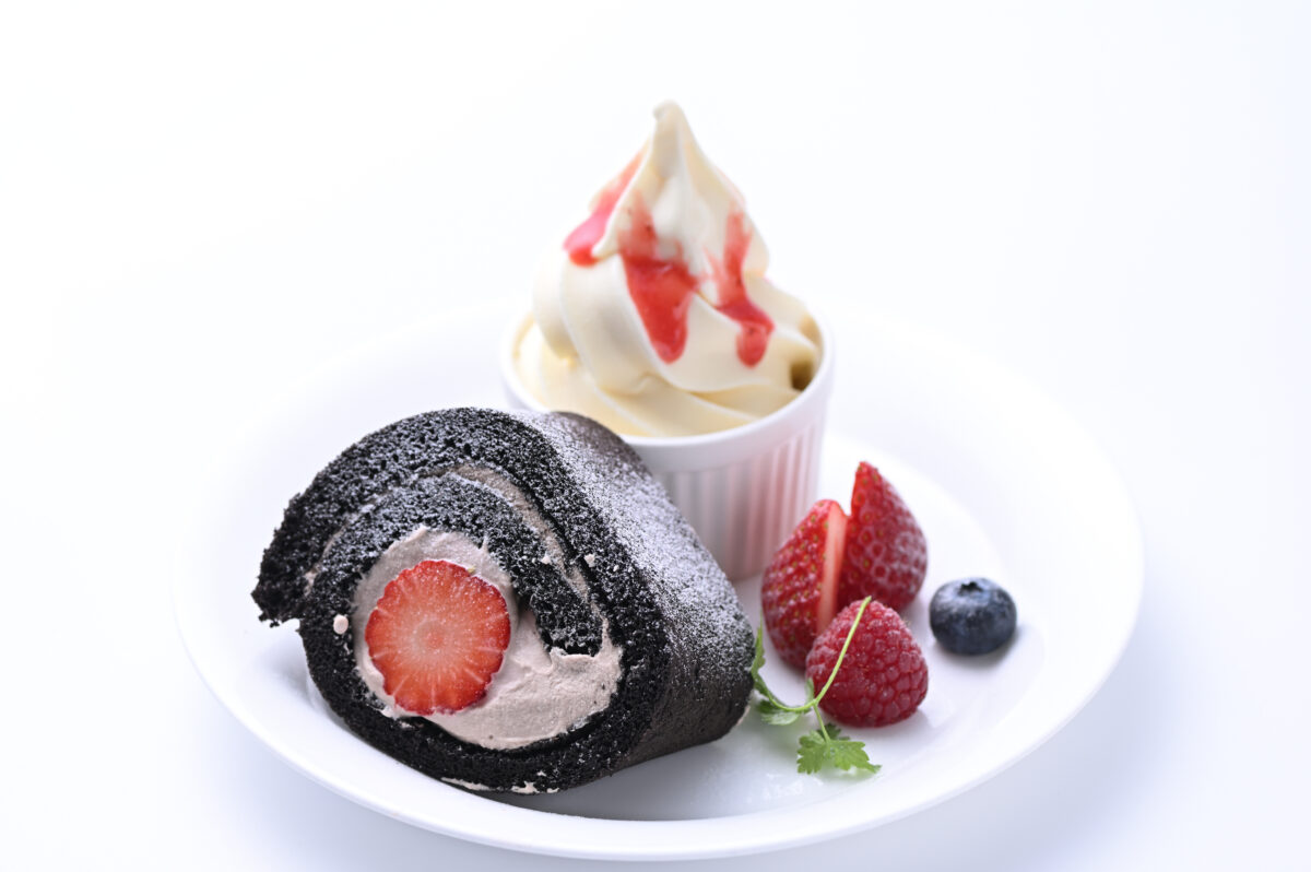 festa_strawberry_chocolate_rollcake